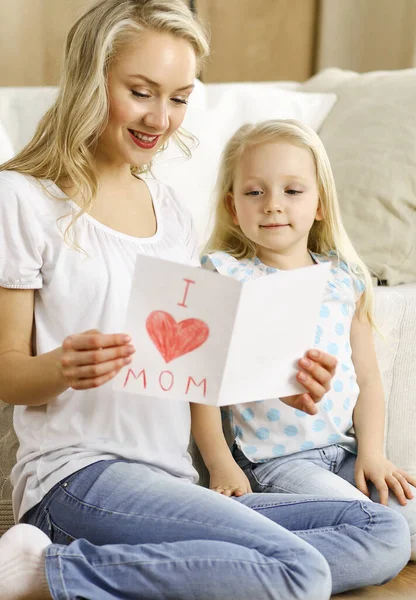 Bonne fête des mères. Enfant fille félicite maman et donne sa carte postale avec le dessin du cœur. Concepts famille et enfance — Photo