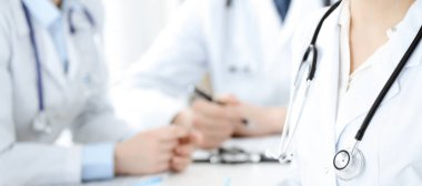 Bilinmeyen bir grup doktor klinikte otururken koronavirüs salgınını durdurmak için sorunları tartışıyor. Tıp konsepti