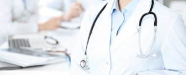 Bilinmeyen bir grup doktor klinikte otururken koronavirüs salgınını durdurmak için sorunları tartışıyor. Tıp konsepti
