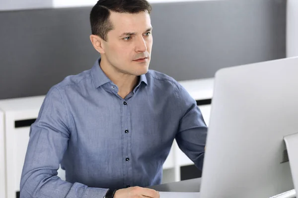 Geschäftsmann arbeitet mit Computer im modernen Büro. Kopfschuss eines männlichen Unternehmers oder Firmendirektors am Arbeitsplatz. Geschäftskonzept — Stockfoto