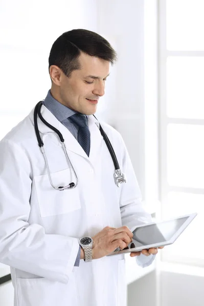 Arts man met behulp van tablet computer voor netwerk onderzoek of virtuele ziekte behandeling. Perfecte medische dienst in de kliniek. Gelukkige toekomst voor moderne geneeskunde, medische gegevens en zorgconcepten — Stockfoto