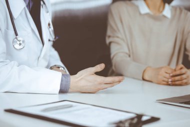 Bilinmeyen erkek doktor ve hasta kadın klinikte otururken bir şey tartışıyorlar. Hastanedeki en iyi sağlık hizmeti, ilaç, salgın durdurma.