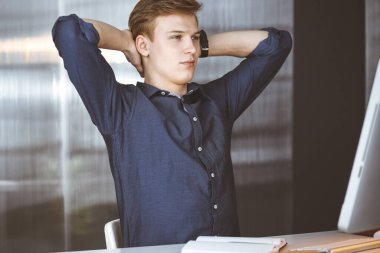 Genç sarışın işadamı ve programcı bilgisayarla sıkı çalıştıktan sonra el sıkışıyorlar. Girişim işi başarıya götürür