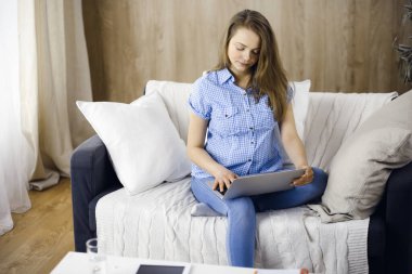 İş kadını Covid-19 karantinası sırasında dizüstü bilgisayarla çalışıyor. Coronavirus salgını sırasında evde konsept kal