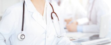 Bilinmeyen bir grup doktor klinikte otururken koronavirüs salgınını durdurmak için sorunları tartışıyor. Tıp konsepti