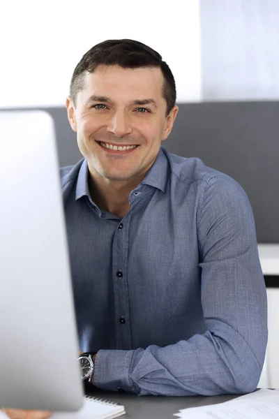 Zakenman werkt met computer in modern kantoor. Hoofdfoto van mannelijke ondernemer of bedrijfsleider op het werk. Bedrijfsconcept — Stockfoto