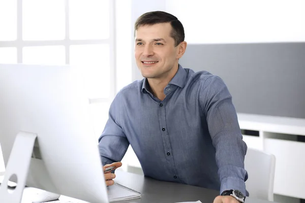 Geschäftsmann arbeitet mit Computer im modernen Büro. Kopfschuss eines männlichen Unternehmers oder Firmendirektors am Arbeitsplatz. Geschäftskonzept — Stockfoto