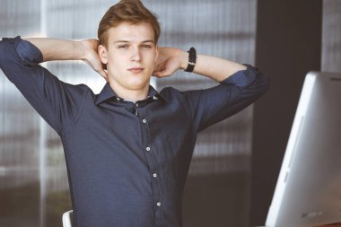 Genç sarışın işadamı ve programcı bilgisayarla sıkı çalıştıktan sonra el sıkışıyorlar. Girişim işi başarıya götürür