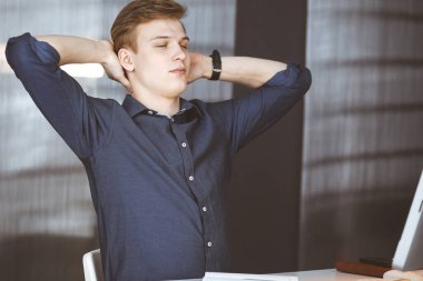 Genç sarışın işadamı ve programcı bilgisayarla sıkı çalıştıktan sonra el sıkışıyorlar. Girişim işi başarıya götürür