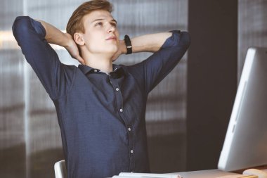 Genç sarışın işadamı ve programcı bilgisayarla sıkı çalıştıktan sonra el sıkışıyorlar. Girişim işi başarıya götürür