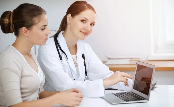 Orvos és beteg ül, és megvitassák az egészségügyi vizsgálati eredmények használata közben laptop számítógép — Stock Fotó
