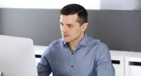 Homme d'affaires travaillant avec l'ordinateur dans un bureau moderne. Prise de vue de l'entrepreneur ou du directeur de l'entreprise sur le lieu de travail. Concept d'entreprise — Photo