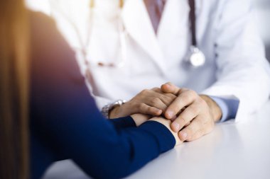 Bilinmeyen erkek-doktor, kadın hastasına güvence veriyor, yakın plan. Mükemmel tıbbi hizmet, Coronavirus salgını sırasında tıpta empati.