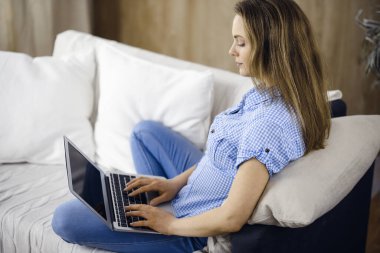 İş kadını Covid-19 karantinası sırasında dizüstü bilgisayarla çalışıyor. Coronavirus salgını sırasında evde konsept kal