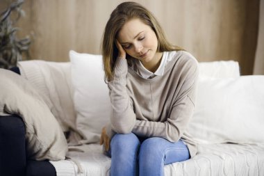 Evde çalışmaktan yorgun düşmüş bir kadın COVID-19 Coronavirus için kendini izolasyon karantinasından korkuyor. Akıl sağlığı, kaygı depresyondaki genç bayan