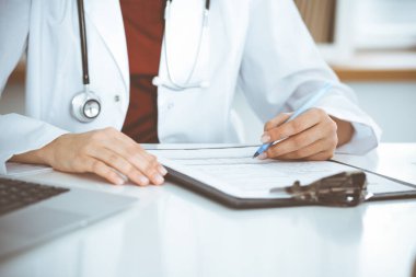 Bilinmeyen bir kadın-doktor hastaya danışmanlık yapıyor ve tıbbi geçmişi olan bir dosya kullanıyor. Tıp konsepti