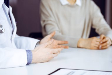 Bilinmeyen erkek doktor ve hasta kadın klinikte otururken bir şey tartışıyorlar. Hastanedeki en iyi sağlık hizmeti, ilaç, salgın durdurma.