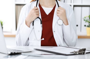 Elinde steteskop olan kimliği belirsiz bir kadın doktor. Doktor bir hastayı muayene etmeye hazır, yakın çekim. Tıp konsepti