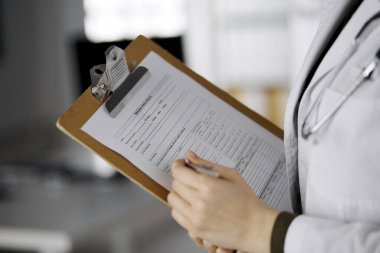 Bilinmeyen kadın doktor klinikte pano kullanıyor. Hastanede mükemmel bir tıbbi hizmet. Tıp konsepti