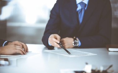 İş adamları, sözleşmeyi tartışıyorlar, toplantıda birlikte çalışıyorlar, modern bir ofiste masa başında oturuyorlar. Meslektaşı olan isimsiz bir iş adamı, avukatlar görüşmede. Takım çalışması ve ortaklık