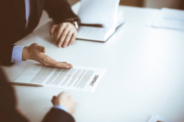 İş adamları, modern bir ofiste masa başında oturan bir sözleşmeyi tartışıyor. Meslektaşı olan isimsiz bir iş adamı, avukatlar görüşmede. Takım çalışması ve ortaklık kavramı