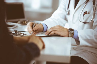 Bilinmeyen genç bir hasta, hastane bürosundaki masada otururken, tıbbi testlerinin sonuçlarını bir doktorla tartışıyor. Doktor ilaç geçmişi kayıtlarını doldurmak için pano kullanıyor