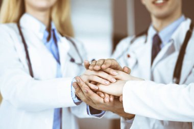 Bir grup modern doktor el ele verip hastalara yardım etmeye hazır. Tıpta takım çalışması, Coronavirus karşı koyma konsepti