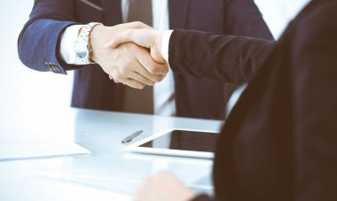 İş adamları ya da avukatlar toplantıyı bitirirken el sıkışıyorlar. Pazarlık ve tokalaşma kavramları