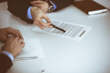 İş adamları, sözleşmeyi tartışanlar, toplantıda birlikte çalışanlar modern bir ofiste masa başında oturanlar. Meslektaşı olan isimsiz bir iş adamı, avukatlar görüşmede. Takım çalışması ve ortaklık