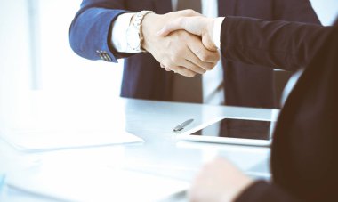 İş adamları ya da avukatlar toplantıyı bitirirken el sıkışıyorlar. Pazarlık ve tokalaşma kavramları