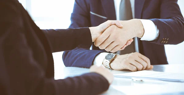Gente de negocios o abogados dándose la mano terminando una reunión, de cerca. Conceptos de negociación y apretón de manos — Foto de Stock