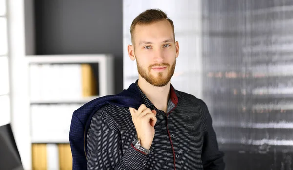 Der bärtige, freundliche erwachsene Geschäftsmann schaut in die Kamera. Kopfschuss aus der Wirtschaft oder Porträt im Büro — Stockfoto