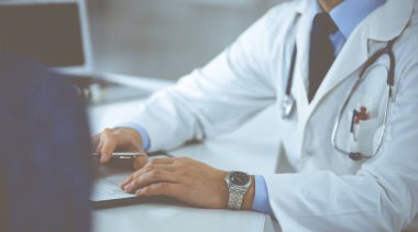 Bilinmeyen genç bir hasta, hastane bürosundaki masada otururken, tıbbi testlerinin sonuçlarını bir doktorla tartışıyor. Doktor ilaç geçmişi kayıtlarını doldurmak için pano kullanıyor