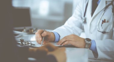 Bilinmeyen genç bir hasta, hastane bürosundaki masada otururken, tıbbi testlerinin sonuçlarını bir doktorla tartışıyor. Doktor ilaç geçmişi kayıtlarını doldurmak için pano kullanıyor