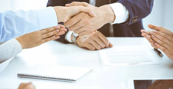 Empresários ou advogados a apertar as mãos a terminar uma reunião, de perto. Conceitos de negociação e aperto de mão — Fotografia de Stock