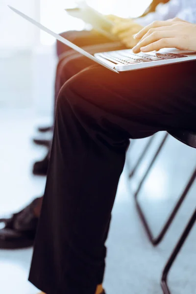 Gruppo di diversi uomini d'affari che lavorano in ufficio, primo piano. Donna che lavora con un portatile. Concetti di conferenza, riunione o formazione — Foto Stock