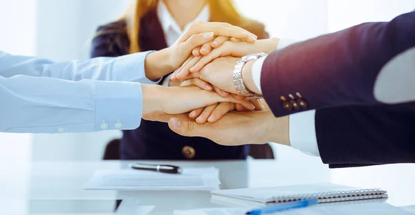 Geschäftsteam zeigt im sonnigen Büro Geschlossenheit mit den Händen. Gruppe von Menschen, die sich die Hände reichen und das Konzept der Freundschaft und Teamarbeit repräsentieren — Stockfoto