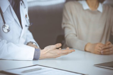 Bilinmeyen erkek doktor ve hasta kadın klinikte otururken bir şey tartışıyorlar. Hastanedeki en iyi sağlık hizmeti, ilaç, salgın durdurma.