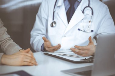 Bilinmeyen erkek doktor ve hasta kadın klinikte otururken bir şey tartışıyorlar. Hastanedeki en iyi sağlık hizmeti, ilaç, salgın durdurma.