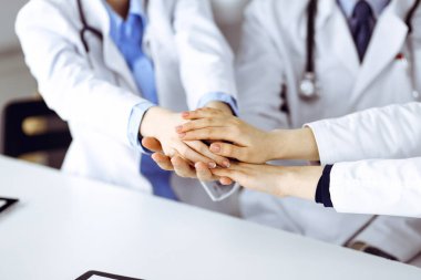 Bir grup modern doktor el ele verip hastalara yardım etmeye hazır. Coronavirus salgını sırasında tıpta takım çalışması. Covid 2019