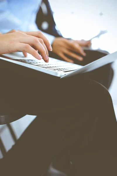 Gruppo di uomini d'affari che lavorano in ufficio, primo piano. Una donna d'affari che lavora con un portatile. Concetti di conferenza o formazione — Foto Stock