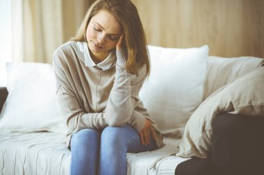 Evde çalışmaktan yorgun düşmüş bir kadın COVID-19 Coronavirus için kendini izolasyon karantinasından korkuyor. Akıl sağlığı, kaygı depresyondaki genç bayan