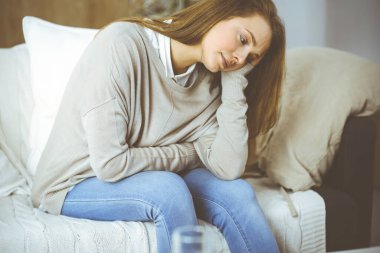 Evde çalışmaktan yorgun düşmüş bir kadın COVID-19 Coronavirus için kendini izolasyon karantinasından korkuyor. Akıl sağlığı, kaygı depresyondaki genç bayan