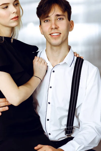 Un jeune couple d'hommes et de femmes d'affaires se tient dans un bureau moderne. Portrait de gens d'affaires prospères — Photo