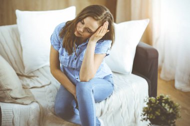 Ev işleri ve COVID-19 Coronavirus karantinası yüzünden yorgun düşmüş bir kadın.