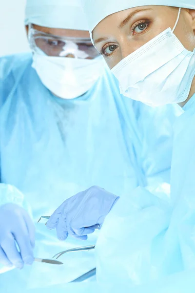 Grupa chirurgów operuje w szpitalu. Koncepcja opieki zdrowotnej — Zdjęcie stockowe