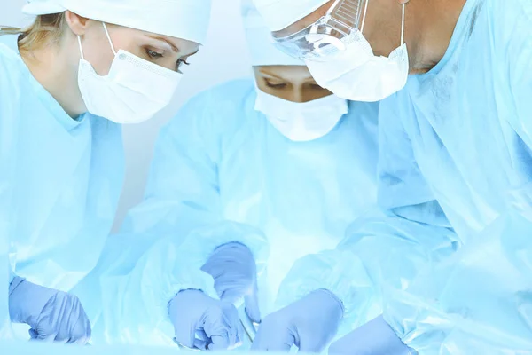 Μια ομάδα χειρουργών χειρουργεί στο νοσοκομείο. Έννοια υγειονομικής περίθαλψης — Φωτογραφία Αρχείου