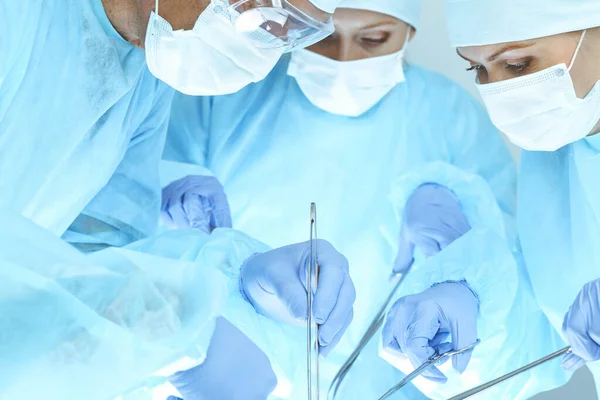 En grupp kirurger opererar på sjukhuset. Hälso- och sjukvård — Stockfoto