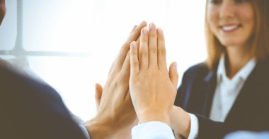 İş adamları takım çalışması yapmaktan ve birlik ve ortaklık göstermekten mutlu olurlar. Başarı ve dostluk kavramları
