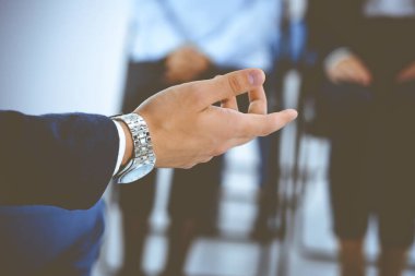 İş adamı bir grup insana sunum yapıyor, yakın plan. Sözcü iş arkadaşlarına seminer ya da iş eğitimi veriyor. Takım çalışması ve koçluk konsepti